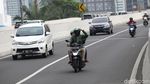Bandelnya Kebangetan! Pemotor Masih Saja Terobos JLNT Kuningan