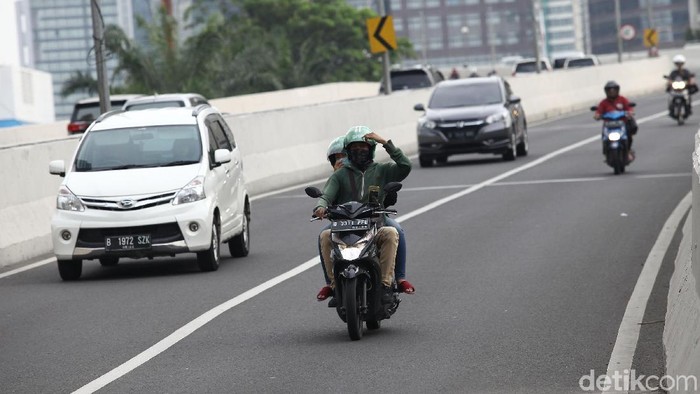 Sejumlah pengendara motor masih saja nekat menerobos JLNT Kuningan yang jelas dilarang bagi pengendara roda dua itu.