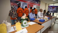 Sebanyak empat orang ditangkap di Makassar dan Sumenep. Mereka antara lain bernama Hajir (51), Marzuki (51), Farida (40), dan Akmal (25).