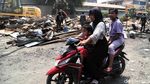 Melihat Aktivitas Eskavator Menggusur Bangunan Liar di Sunter