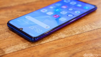 Masih memiliki port jack audio 3,5 mm di bagian atas. Foto: Adi Fida Rahman/detikINET