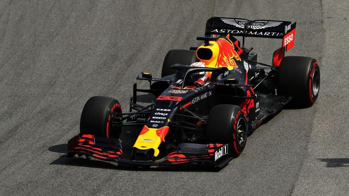 SAO PAULO, BRAZIL - NOVEMBER 17: Max Verstappen of the Netherlands driving the (33) Aston Martin Red Bull Racing RB15 on track during the F1 Grand Prix of Brazil at Autodromo Jose Carlos Pace on November 17, 2019 in Sao Paulo, Brazil. (Photo by Robert Cianflone/Getty Images)