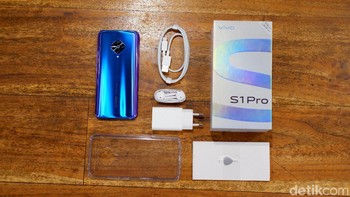 Aksesori yang disertakan lengkap, ada charger, kabel data USB Type C, earphone dan case silikon transparan. Foto: Adi Fida Rahman/detikINET