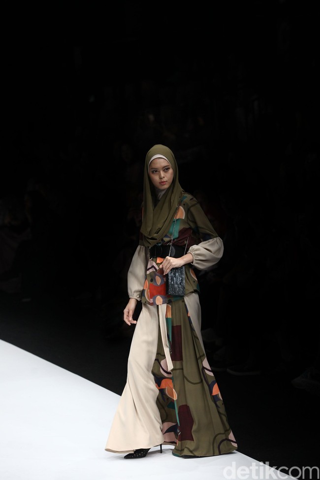 Zaskia Sungkar menampilkan koleksi busana street style dalam fashion show bertema The Front Row di Jakarta Fashion Week 2020, Senayan City, Jakarta. Sabtu [26/10/2019]. Foto: Rifkianto Nugroho/detikcom