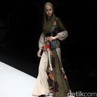 Zaskia Sungkar menampilkan koleksi busana street style dalam fashion show bertema The Front Row di Jakarta Fashion Week 2020, Senayan City, Jakarta. Sabtu [26/10/2019]. Foto: Rifkianto Nugroho/detikcom