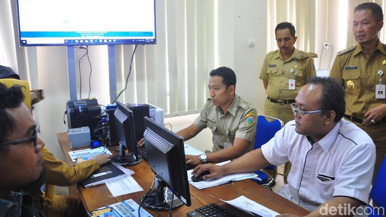 Gagal Buat Akun, Pelamar CPNS di Kudus Datangi Disdukcapil Gagal Buat Akun, Pelamar CPNS di Kudus Datangi Disdukcapil