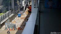 Sebelumnya, Gubernur DKI Jakarta Anies Baswedan mengatakan akan membangun jembatan penghubung atau skybridge untuk mengintegrasikan Stasiun MRT ASEAN dengan TransJakarta CSW.
