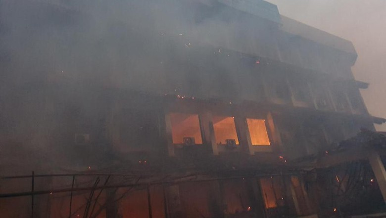 SMK Yadika 6 Bekasi Terbakar, Disdik: Proses Belajar Harus Tetap Jalan SMK Yadika 6 Bekasi Terbakar, Disdik: Proses Belajar Harus Tetap Jalan