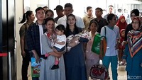 Tiga hari setelah menjalani proses persalinan di RS PKU Muhammadiyah Solo, Selvi Ananda akhirnya boleh pulang bersama anaknya yang baru dilahirkan, La Lembah Manah. Keluarga Presiden Joko Widodo itu meninggalkan RS pukul 13.30 WIB.
