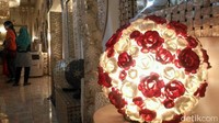 Nurhandiah menamai rumah produksi kerajinan kerangnya dengan sebutan Istana Kerajinan Kerang. Pengunjung bakal dibuat takjub saat mengunjungi tempat yang dipenuhi produk berbahan kulit kerang dengan penataan yang rapi. Ada furnitur yang dihiasi lapisan kulit kerang, patung sapi, warna-warni lampu hias, hiasan dinding, piring-piringan, cermin dan lainnya.
