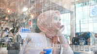 Tersenyum cantik, ini Dian kala bersantap ditemani segelas minuman hangat dan yogurt. Foto: Instagram dianpelangi