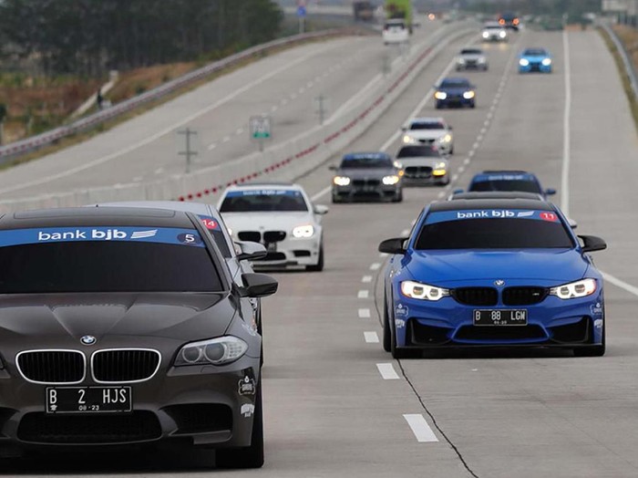 Komunitas pemilik BMW M yang bergabung dalam M Owners Club Indonesia (MOCI) mengadakan touring sejauh 810 km lintasi Jakarta-Semarang-Jogjakarta. Yuk lihat.