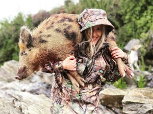 Posting Foto Bareng Hewan Hasil Berburu, Wanita Ini Dapat Ancaman Kematian