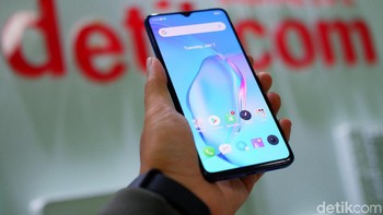 Berdasarkan data dari GSM Arena, Realme X2 Pro mengusung layar AMOLED 6,5 inch, resolusi Full HD+ dan refresh rate 90 Hz. Foto: Adi Fida Rahman/detikINET