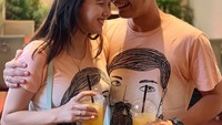 Meski sudah memiliki buah hati, Eza dan sang istri masih romantis dan lengket seperti sepasang kekasih. Ditemani dengan minuman dingin, acara jalan-jalan mereka jadi semakin seru. Foto: Instagram @ezagio