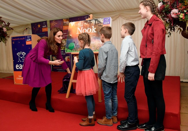 Kate Middleton menghadiri acara peresmian sebuah rumah sakit anak Nook di Framingham Earl, Norfolk, Inggris, baru-baru ini. Kate dikabarkan menempuh perjalanan lima jam dengan menggunakan kereta publik untuk mencapai area Norfolk dari London. (Foto: Getty Images)