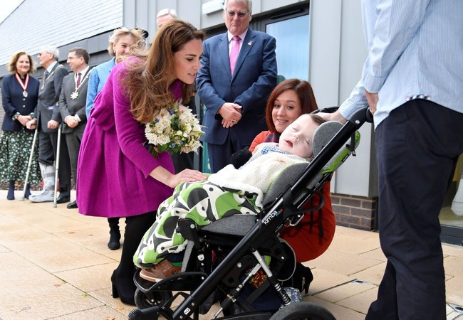 Istri Pangeran William ini lalu menyempurnakan gayanya dengans stocking hitam yang matching dengan heels dan clutch-nya. (Foto: Getty Images)