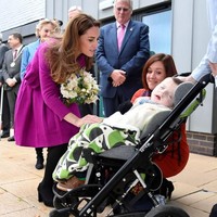 Istri Pangeran William ini lalu menyempurnakan gayanya dengans stocking hitam yang matching dengan heels dan clutch-nya. (Foto: Getty Images)