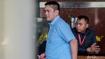 Senyum Putra Menkum HAM saat Akan Diperiksa KPK