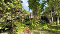 Makan siang Dian di Bali juga tak kalah spesial. Disajikan di perahu berkeliling sungai kecil, makan siang pasti lebih istimewa. Foto: Instagram dianpelangi