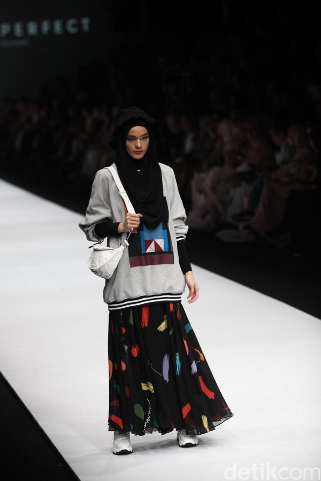 Zaskia Sungkar menampilkan koleksi busana street style dalam fashion show bertema The Front Row di Jakarta Fashion Week 2020, Senayan City, Jakarta. Sabtu [26/10/2019]. Foto: Rifkianto Nugroho/detikcom