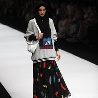 Zaskia Sungkar menampilkan koleksi busana street style dalam fashion show bertema The Front Row di Jakarta Fashion Week 2020, Senayan City, Jakarta. Sabtu [26/10/2019]. Foto: Rifkianto Nugroho/detikcom