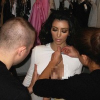 Produk body tape atau plester payudara Kim Kardashian ini disesuaikan dengan warna kulit wanita. Dan saat ini dua body tape dengan warna muda sudah terjual habis alias sold out. Foto: Dok. Instagram Kim Kardashian