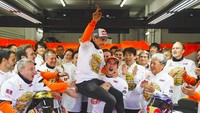 Sebagai balasan, Marquez juga gantian menggendong Lorenzo untuk kali terakhir. (Foto: dok.Repsol Honda)