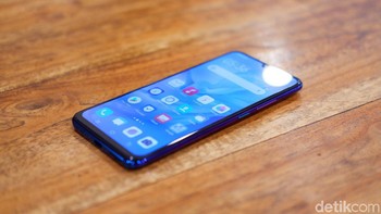 Vivo S1 Pro dibekali baterai 4.500 mAh dengan fitur pengisian cepat dual engine. Foto: Adi Fida Rahman/detikINET