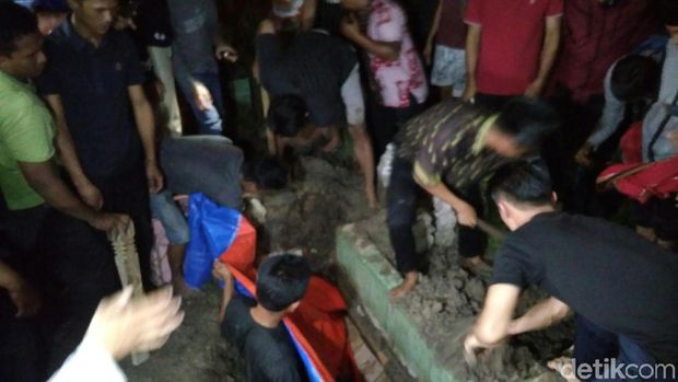 Jenazah Rabbial Muslim Nasution, pelaku bom bunuh diri di Mapolrestabes Medan, Sumut,  dimakamkan, Senin (18/11/2019)