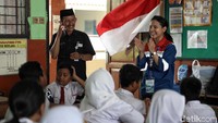 Sejumlah pegawai Pertamina memberikan edukasi kepada para siswa di SDN 17 Pagi Tugu Utara, Koja, Jakarta Utara, Senin (18/11/2019).