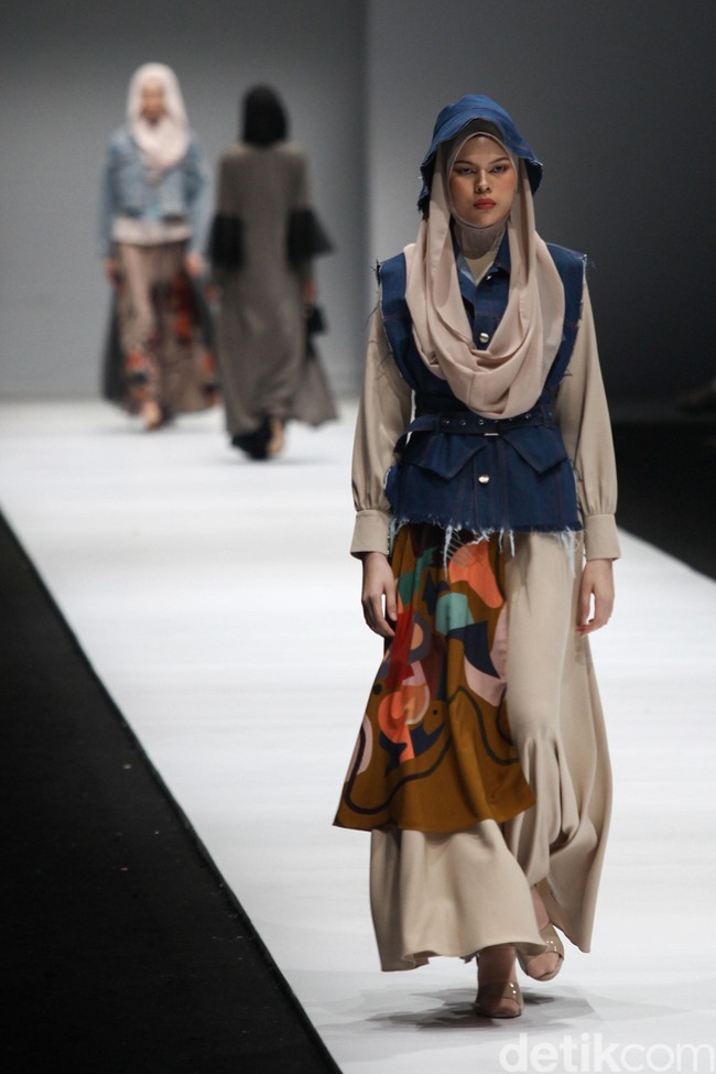 Zaskia Sungkar menampilkan koleksi busana street style dalam fashion show bertema The Front Row di Jakarta Fashion Week 2020, Senayan City, Jakarta. Sabtu [26/10/2019]. Foto: Rifkianto Nugroho/detikcom