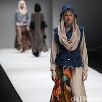 Zaskia Sungkar menampilkan koleksi busana street style dalam fashion show bertema The Front Row di Jakarta Fashion Week 2020, Senayan City, Jakarta. Sabtu [26/10/2019]. Foto: Rifkianto Nugroho/detikcom