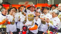Lorenzo menggendong juara dunia, Marquez. Momen itu yang tertangkap dalam momen keriaan tim Repsol Honda. (Foto: dok.Repsol Honda)