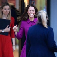 Ini bukan kali pertama Kate menggunakan busana terebut. Baju yang sama pernah menjadi andalannya saat mengunjungi Royal Opera House, London, awal tahun ini. (Foto: Getty Images)