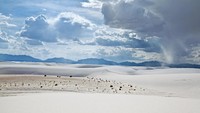 Pasir putih di sana sebenarnya adalah gypsum. Salah satu senyawa mineral yang bisa ditemukan di pegunungan, danau dan laut, tetapi jarang ditemukan dalam bentuk pasir. (iStock)