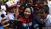 Saat edukasi beberapa murid mendapatkan kertas jadwal mata pelajaran dan beberapa bingkisan dari Pertamina. Selain itu, para siswa nampak berfoto bersama dengan pegawai Pertamina di sela-sela acara tersebut.