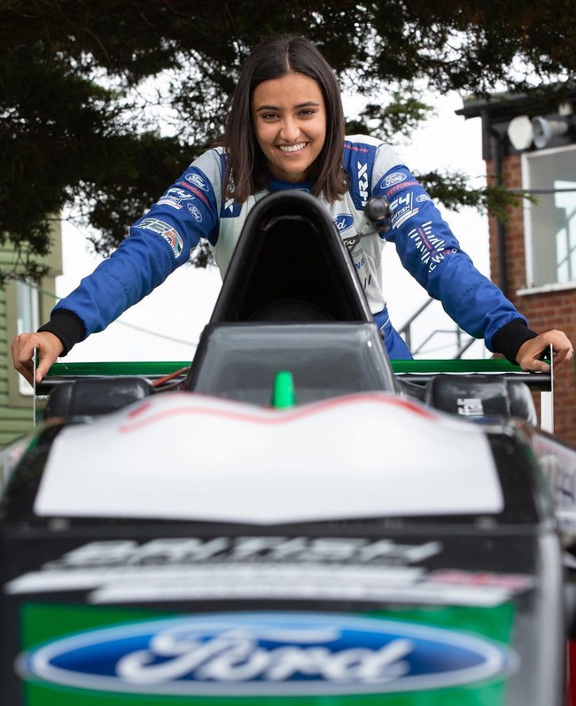 Ketertarikannya dengan dunia mobil berawal ketika menonton pertandingan F1. Foto: Instagram @reemajuffali