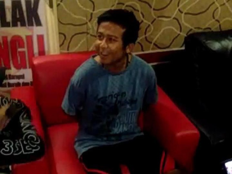 Tersenyum Diperiksa Polisi, Ini Tampang Pelempar Sperma di Tasik Tersenyum Diperiksa Polisi, Ini Tampang Pelempar Sperma di Tasik