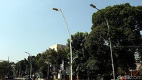 Lampu penerangan itu untuk memberikan kenyamanan pengguna jalan saat malam hari.