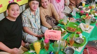 Momen ulang tahun Dian dirayakan meriah oleh teman-temannya. Mereka makan lesehan dengan sambal super pedas. Foto: Instagram dianpelangi