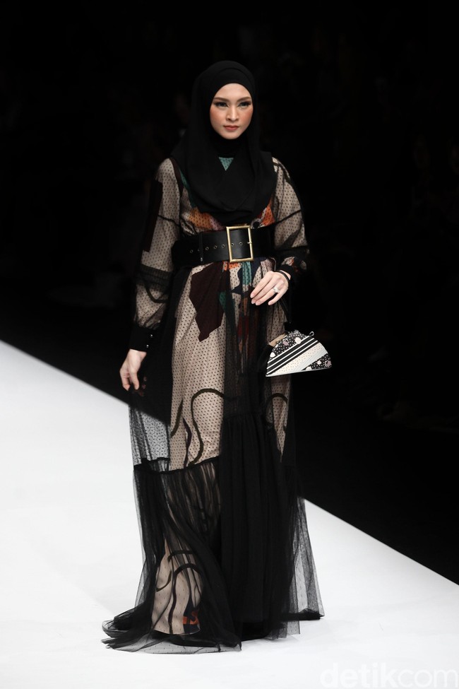 Zaskia Sungkar menampilkan koleksi busana street style dalam fashion show bertema The Front Row di Jakarta Fashion Week 2020, Senayan City, Jakarta. Sabtu [26/10/2019]. Foto: Rifkianto Nugroho/detikcom