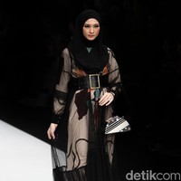 Zaskia Sungkar menampilkan koleksi busana street style dalam fashion show bertema The Front Row di Jakarta Fashion Week 2020, Senayan City, Jakarta. Sabtu [26/10/2019]. Foto: Rifkianto Nugroho/detikcom