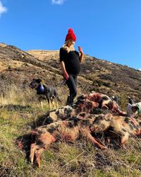 Posting Foto Bareng Hewan Hasil Berburu, Wanita Ini Dapat Ancaman Kematian