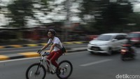 Tak hanya pemotor, pesepeda juga terlihat melintas di JLNT Kuningan.