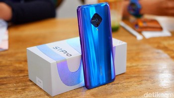 Varian yang diunboxing adalah Crystal Blue. Foto: Adi Fida Rahman/detikINET