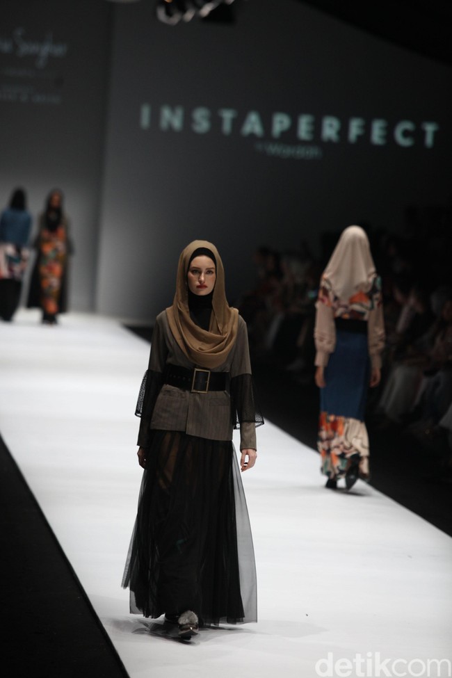 Zaskia Sungkar menampilkan koleksi busana street style dalam fashion show bertema The Front Row di Jakarta Fashion Week 2020, Senayan City, Jakarta. Sabtu [26/10/2019]. Foto: Rifkianto Nugroho/detikcom