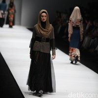 Zaskia Sungkar menampilkan koleksi busana street style dalam fashion show bertema The Front Row di Jakarta Fashion Week 2020, Senayan City, Jakarta. Sabtu [26/10/2019]. Foto: Rifkianto Nugroho/detikcom