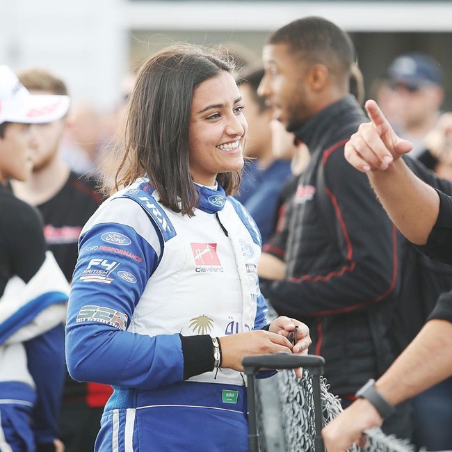 Aku tumbuh dengan menonton F1 dan Le Mans dan pertandingan lain. Aku sadar bahwa itu sesuatu yang aku sangat sukai dan ingin lakukan. Aku pikir ini sesuatu yang aku benar-benar ingin coba, ungkapnya. Foto: Instagram @reemajuffali