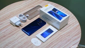 Inilah isi dalam paket penjualan Realme X2 Pro di Indonesia. Foto: Adi Fida Rahman/detikINET